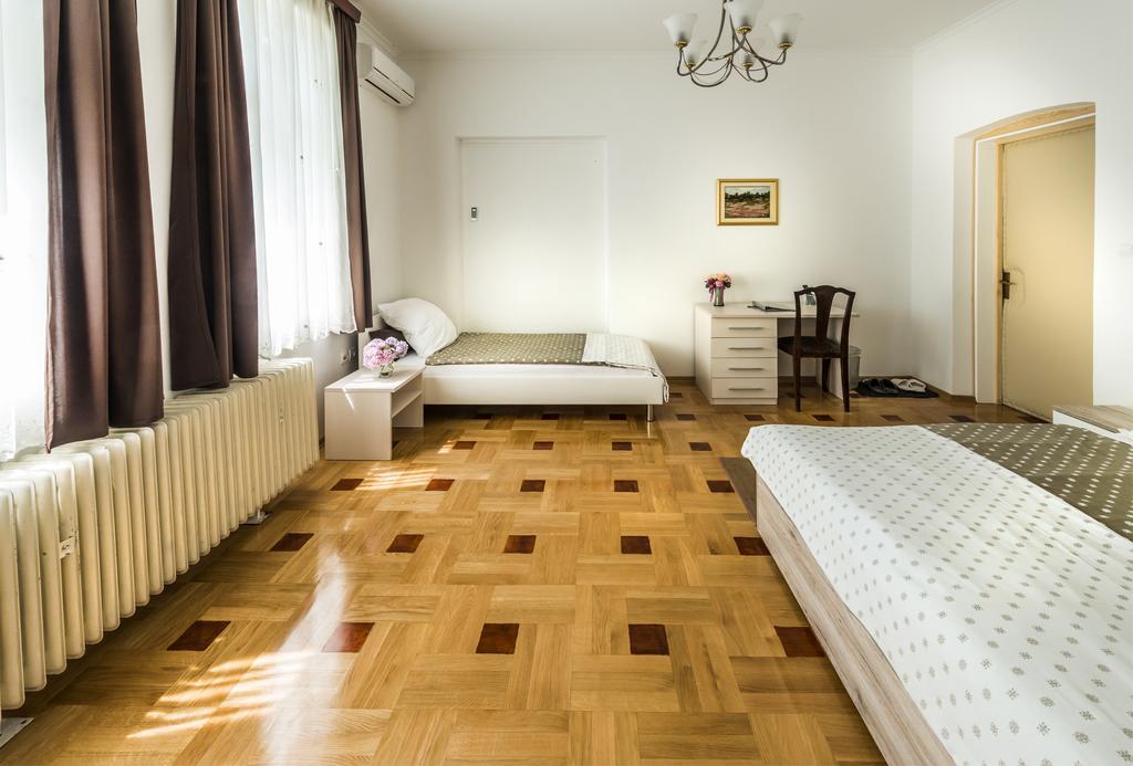 Vila Regina Rooms Карловац Екстериор снимка